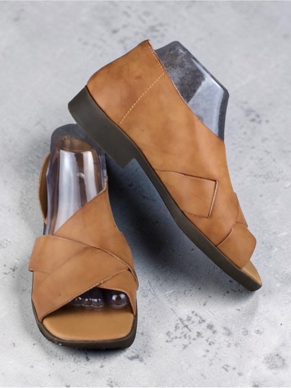 New FRYE AND CO. Tulia Cognac Vegan Leather Criss Cross Open Instep Sandals 6.5